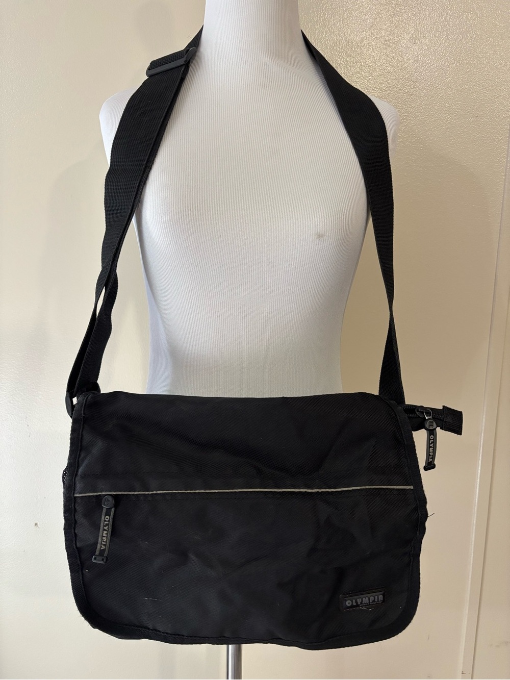Black Classic Messenger Bag for Men